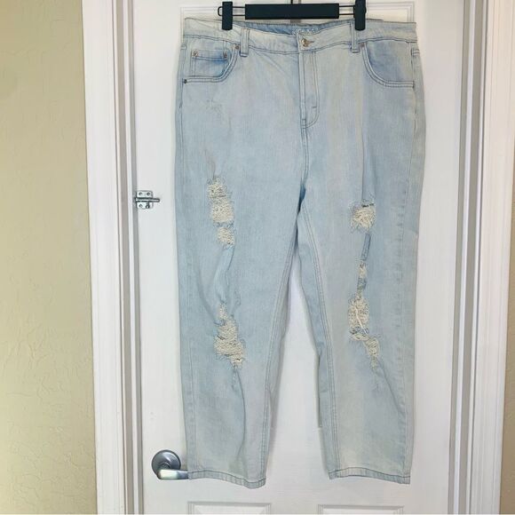 Wild Fable High Rise Mom Jean Size 18 Distressed Light Denim Wash - Picture 5 of 9